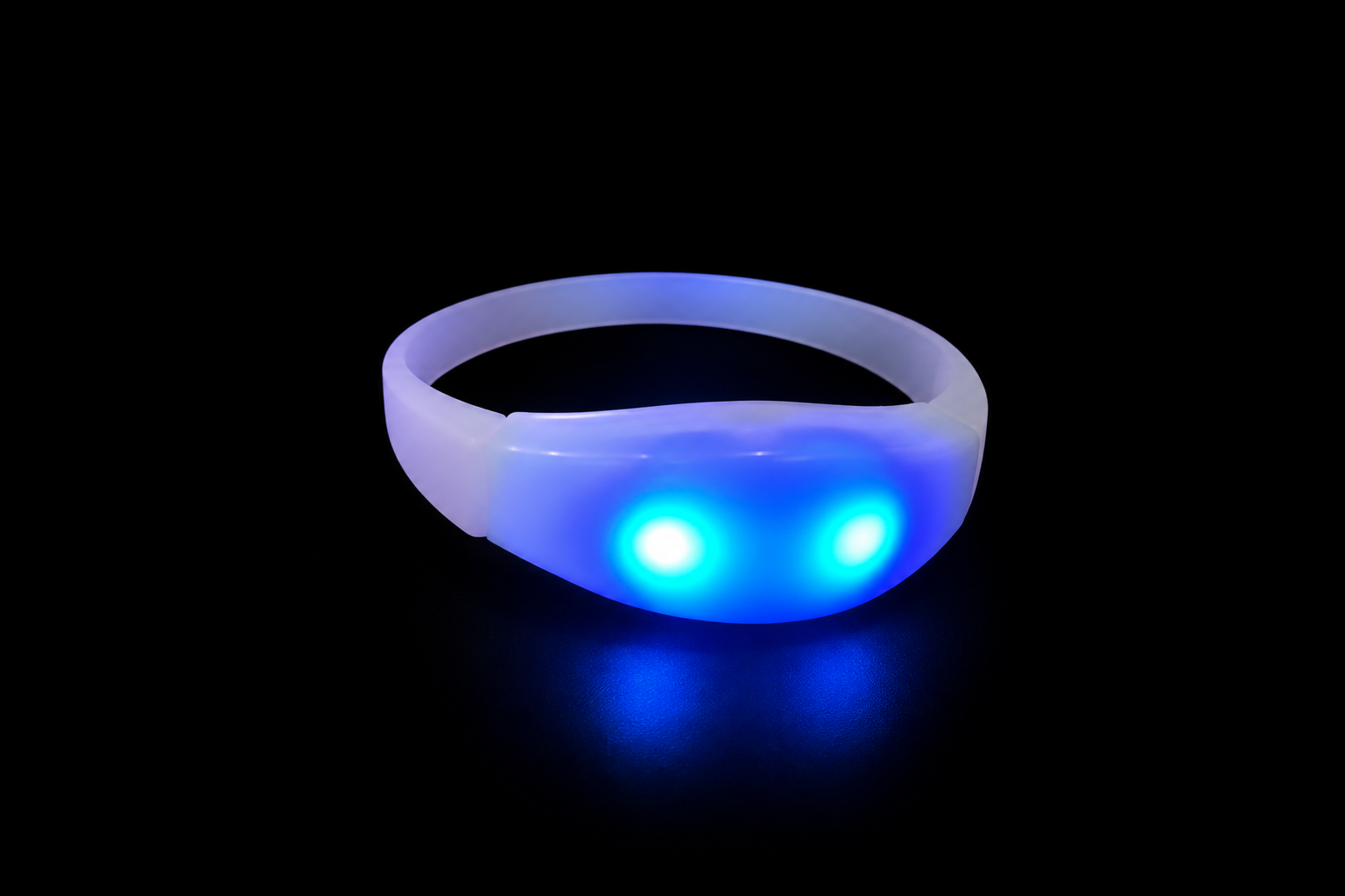 Una pulsera LED blanca con dos luces encendidas en cian y azul sobre fondo negro.